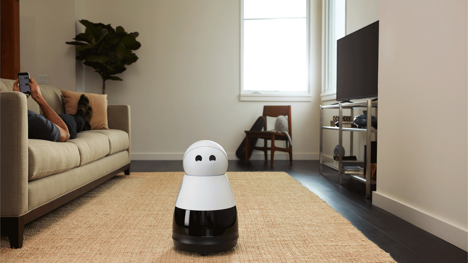 Home robot Kuri supports people in their everyday life.
