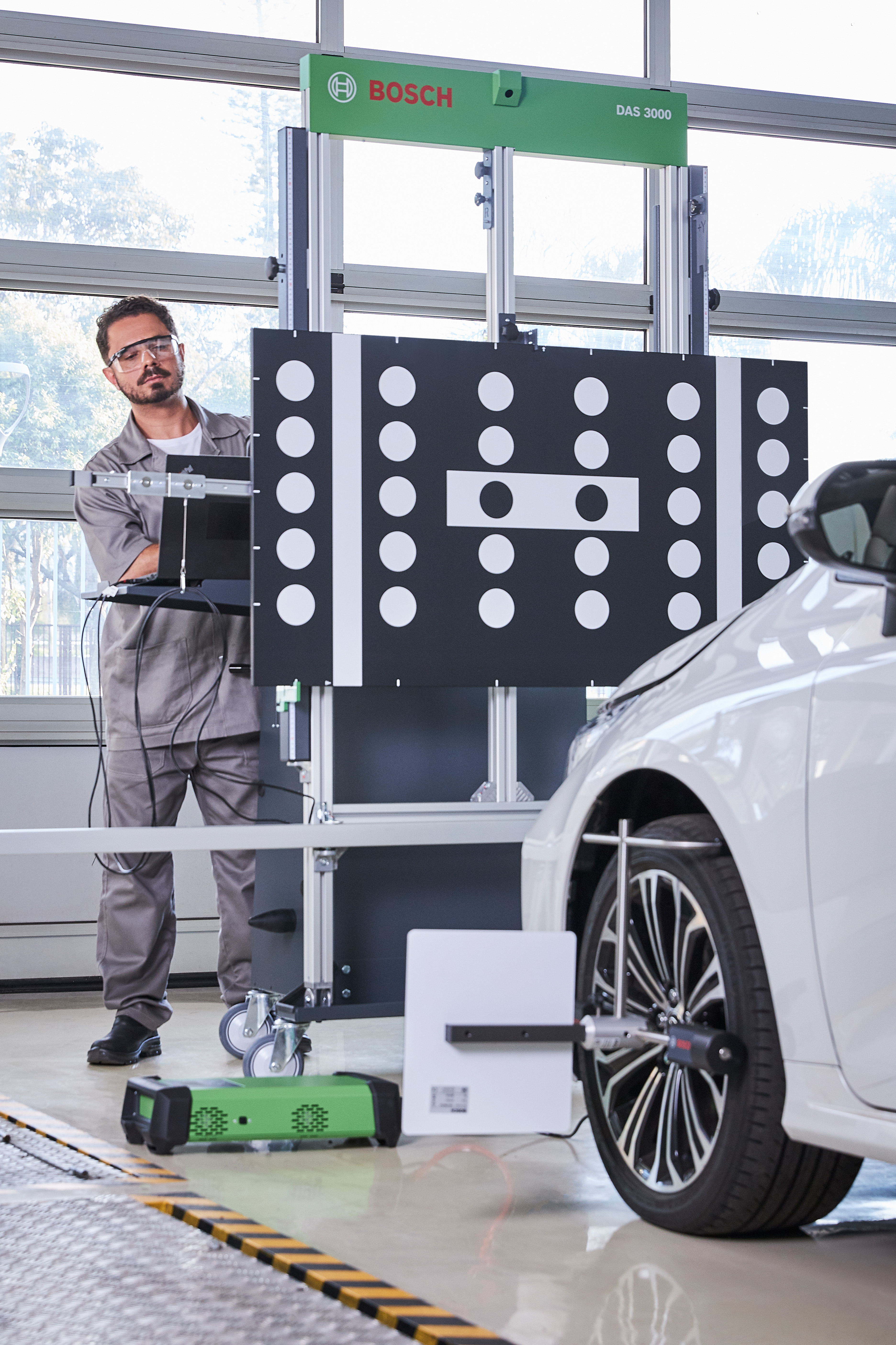 Bosch oferece uma solução completa de  calibração com o DAS 3000, dispositivo de calibração rápida e eficiente
