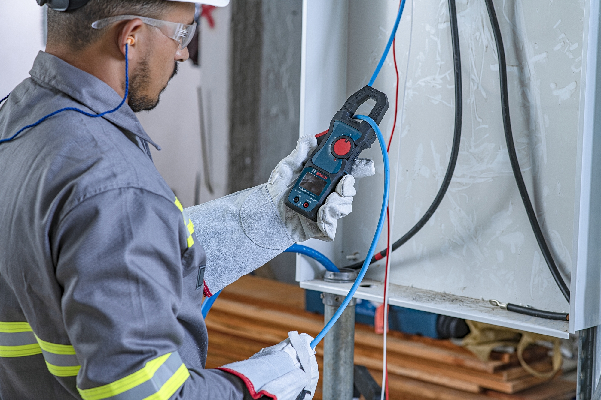 Demanda por tecnologias de automação e eficiência energética impulsiona setor que cresceu mais de 10%, com faturamento superior a 220 bilhões de reais no último ano