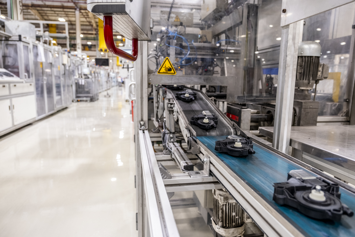 No aporte de pesquisa e desenvolvimento estão incluídos investimentos em linhas de produção de motores elétricos para levantadores de vidro, localizadas na fábrica de Campinas/SP.