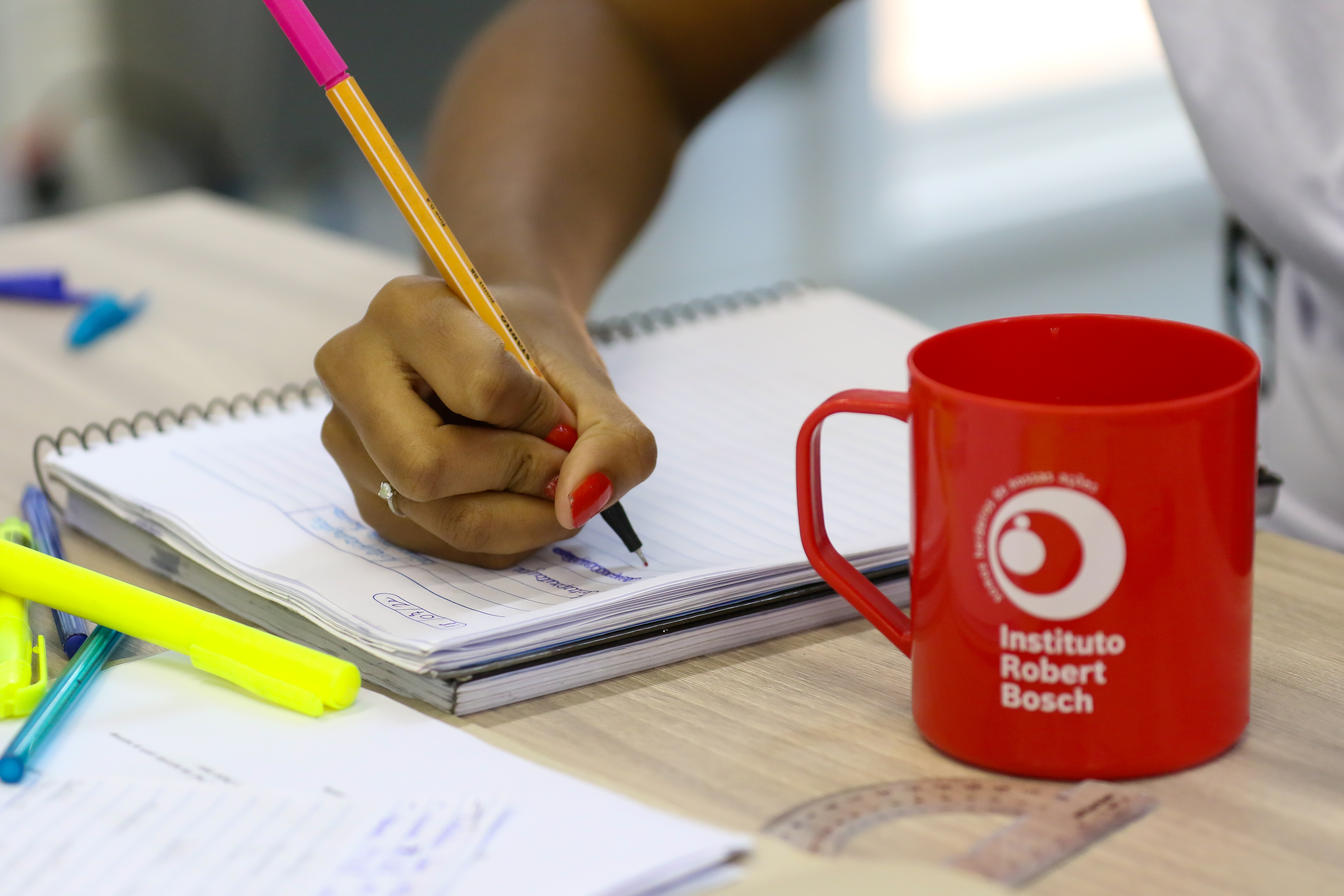 O Instituto Robert Bosch  impacta mais de 3 mil jovens com programas sociais próprios e em parceiras com ONGs