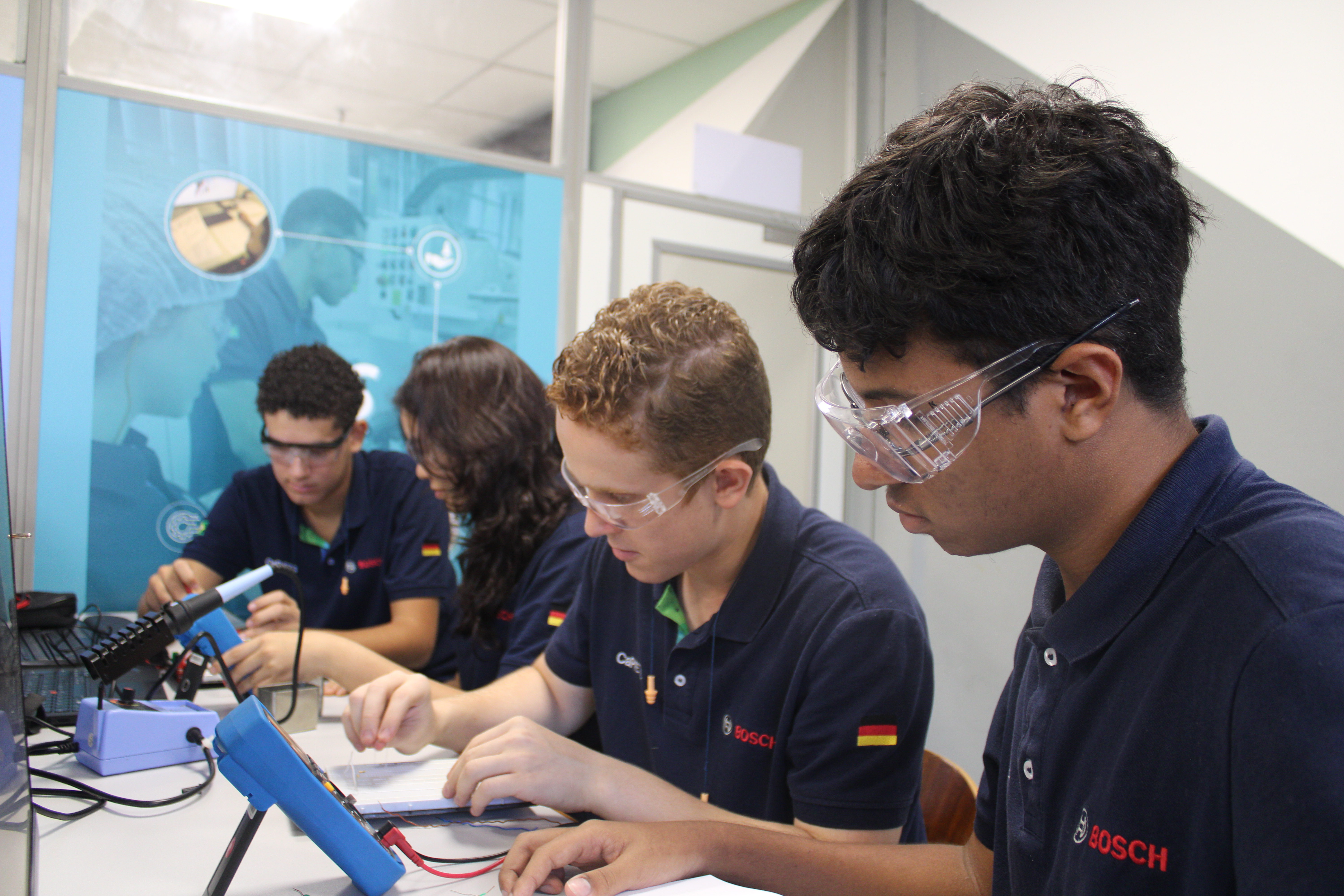 São oferecidos cursos de Mecatrônica, Manufatura (Operação de processos de fabricação mecânica) e Soluções Digitais