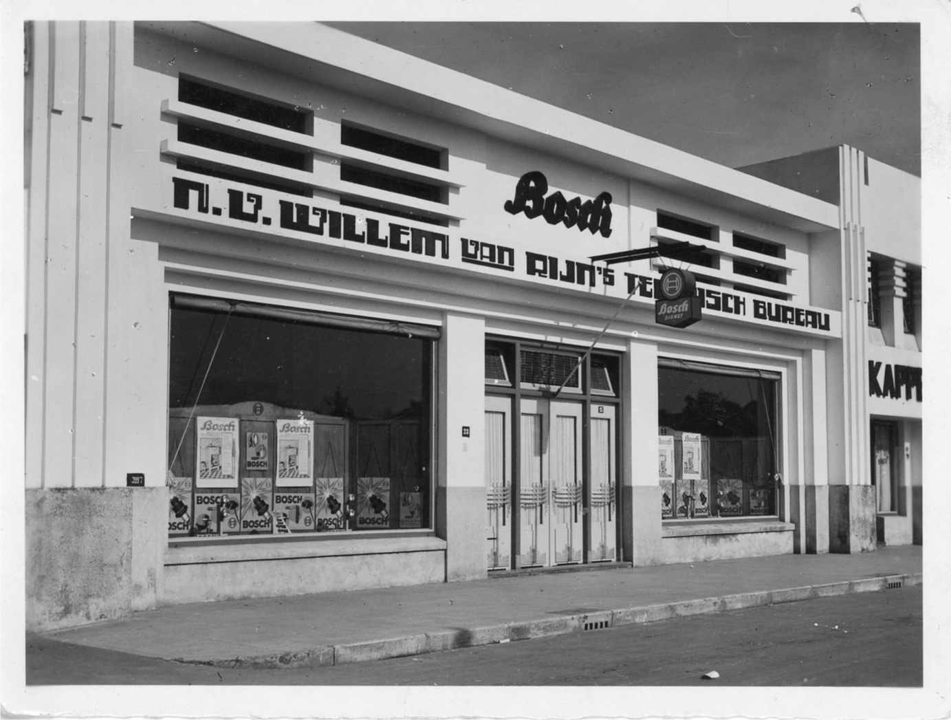 No início da década de 1920, Robert Bosch, fundador da empresa, reconheceu a necessidade de estabelecer uma rede de centros de reparo para instalar e reparar os seus produtos. 