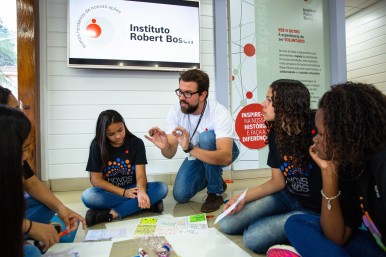 Desenvolvimento pessoal e profissional: 370 voluntários atuam para a transformaç ...