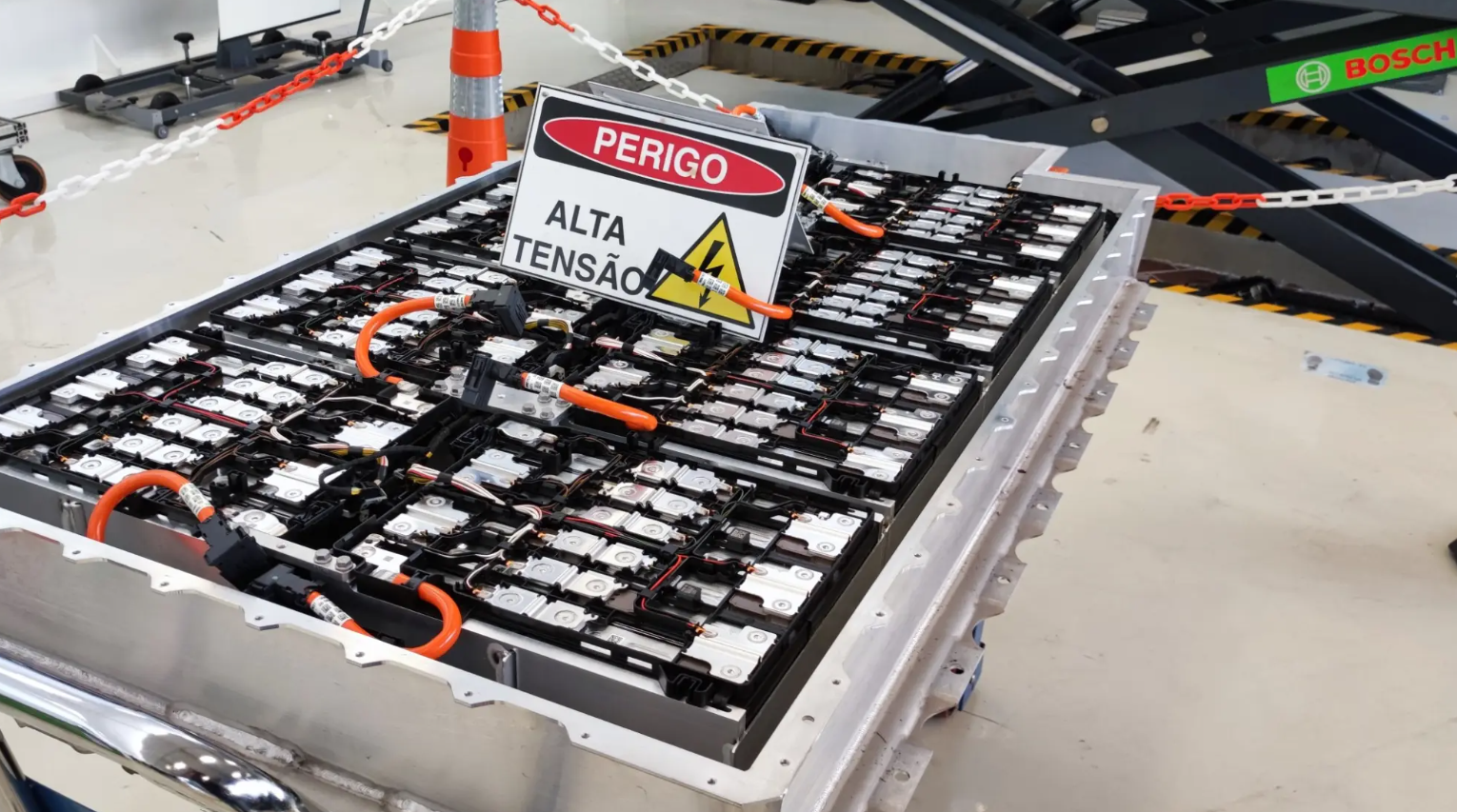 Treinamentos em veículos elétricos e híbridos, com foco em sistemas de alta tensão e segurança no diagnóstico.