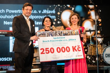 Bosch Jihlava: ples plný hvězd, štědrý finanční dar Nemocnici Jihlava a nová Ško ...