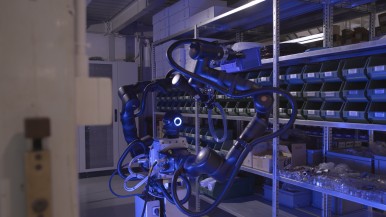 Humanoidní robot Bosch Rexroth: Vyhledává součástky 