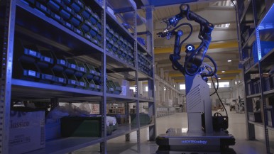Humanoidní robot od Bosch Rexroth: Hledá součástku na polici