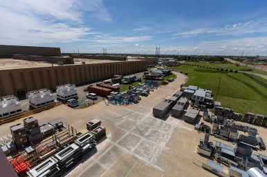 Venkovní skladovací prostor v závodě společnosti Johnson Controls Residential &  ...