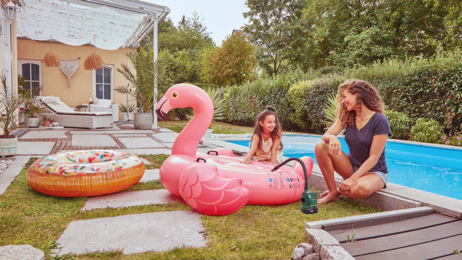 Bosch EasyInflate 18V-500 pre veľkoobjemové predmety na voľný čas: Akumulátorový objemový kompresor na nafukovanie člnov, detských bazénov alebo matracov