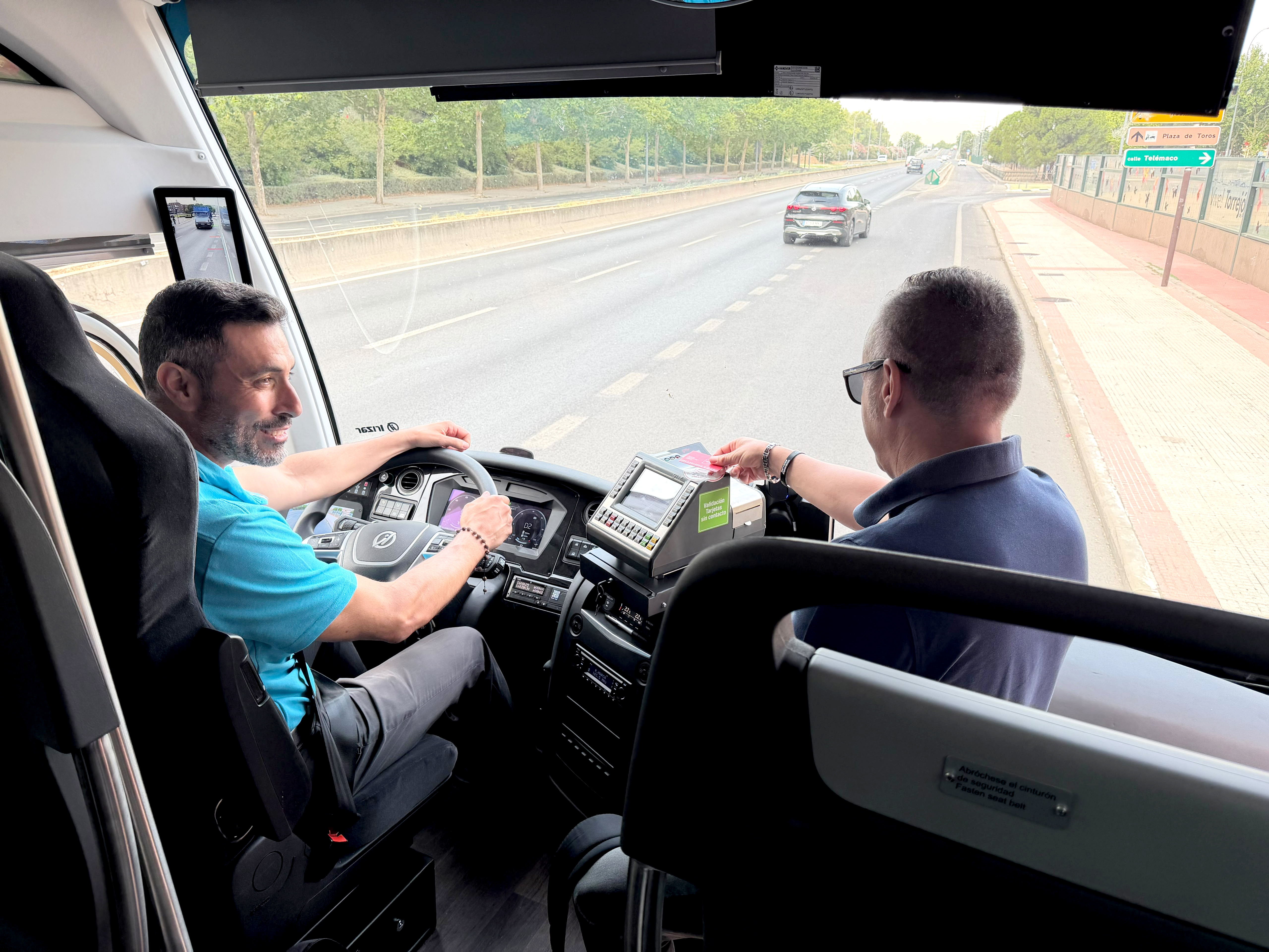 První cestující v testovacím autobusu Irizar
