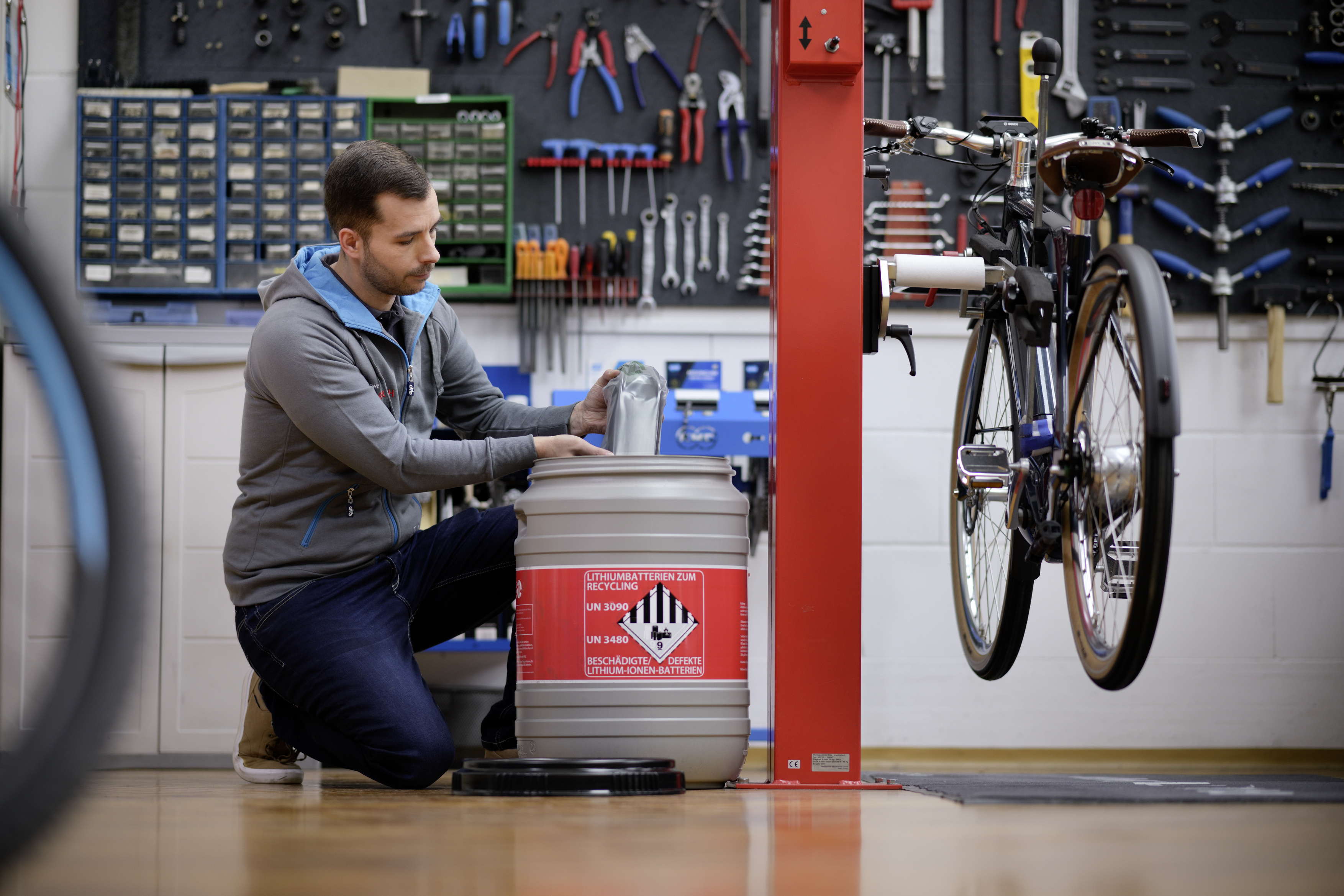 Hat ein eBike-Akku das Ende seiner Lebenszeit erreicht, muss er ordnungsgemäß entsorgt werden. ,Hat ein eBike-Akku das Ende seiner Lebenszeit erreicht, muss er ordnungsgemäß entsorgt werden. 