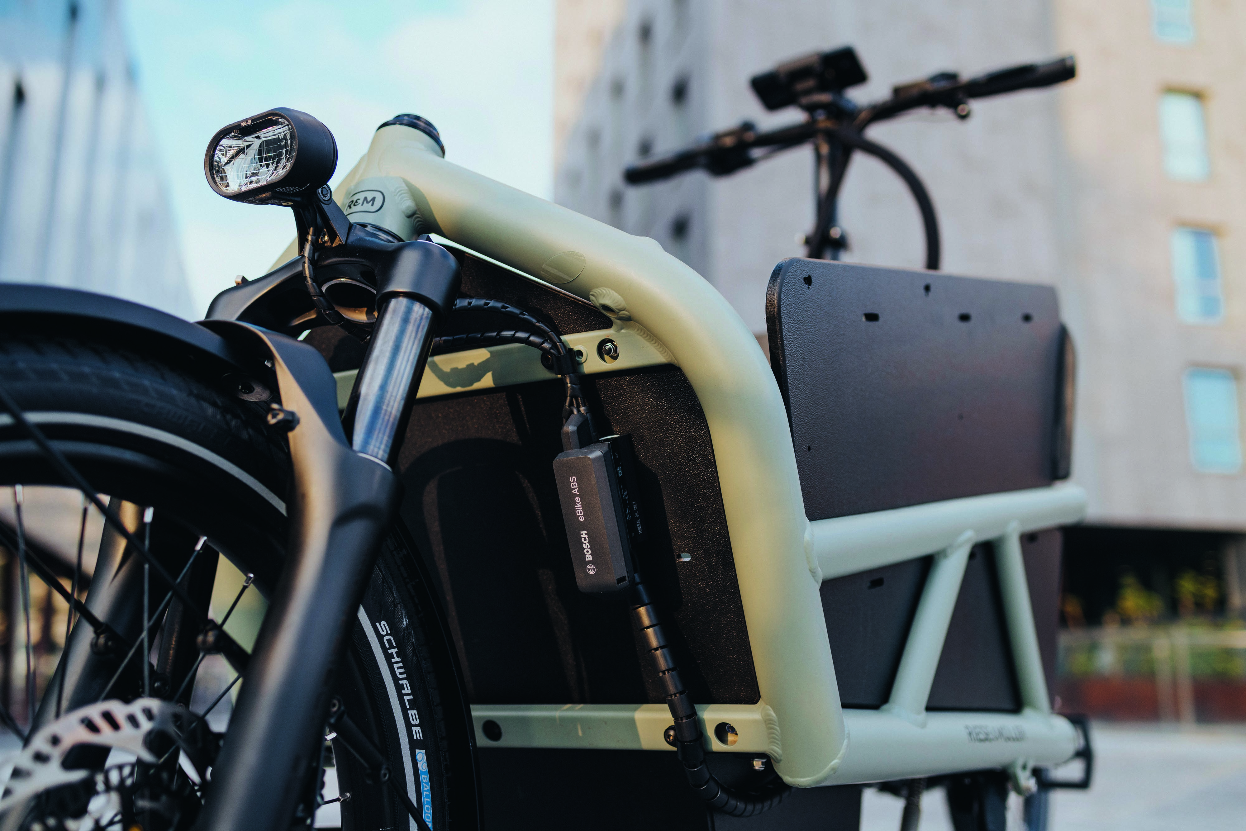 Damit eBiker*innen noch sicherer bremsen können, hat Bosch eBike Systems eigens für Lastenräder das ABS Cargo entwickelt.