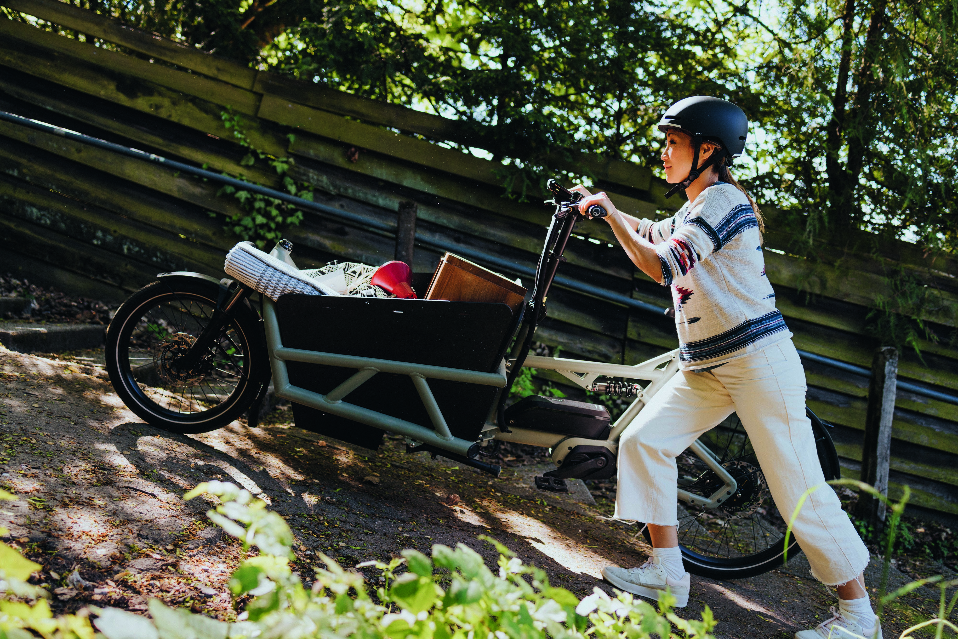 Geht es bergauf, erhalten eBiker*innen auf Tastendruck Unterstützung von der smarten Schiebehilfe. 