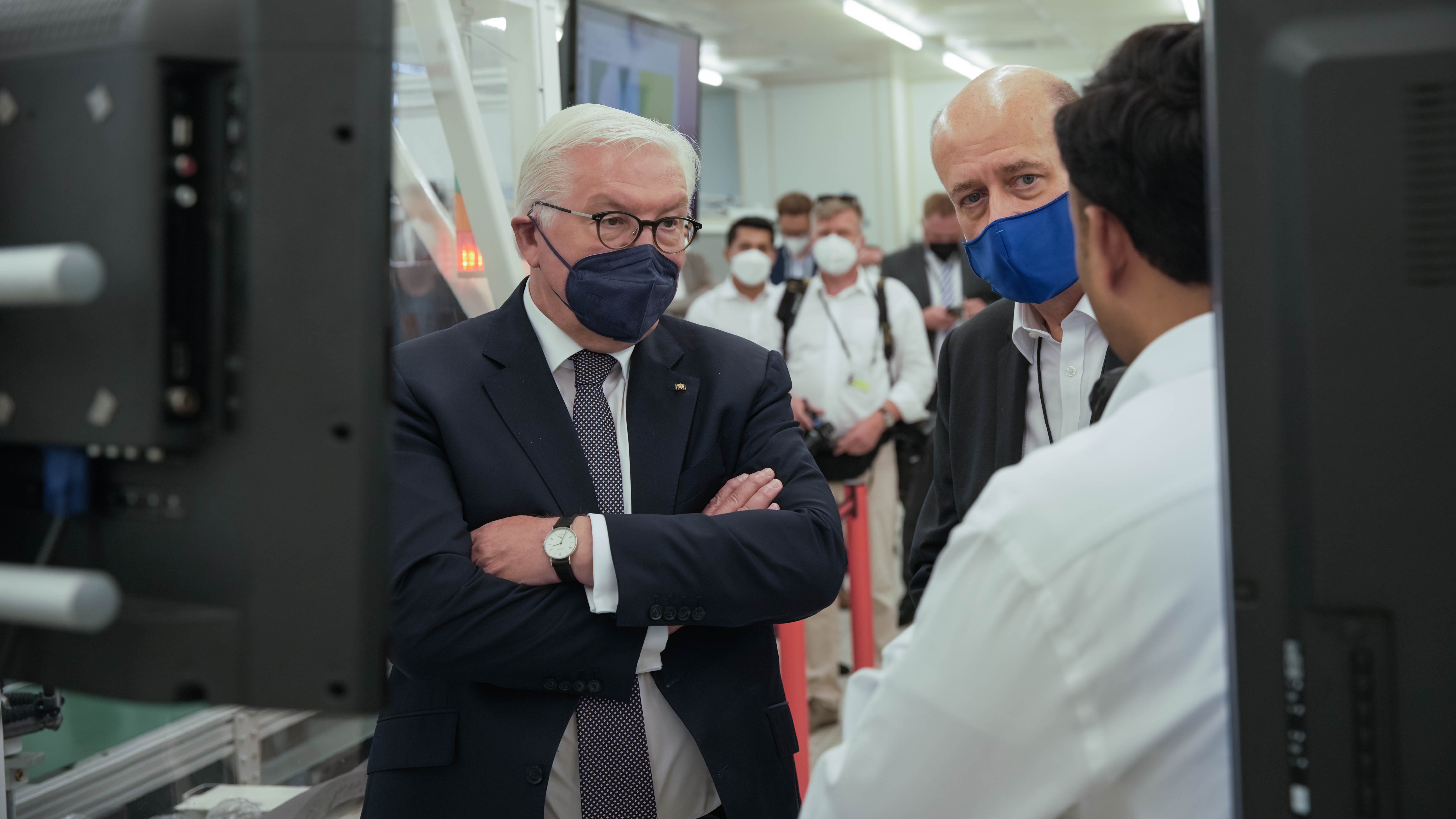 Bundespräsident Frank-Walter Steinmeier und Martin Hayes, Präsident von Bosch in Südostasien, während des Besuchs bei Bosch in Singapur