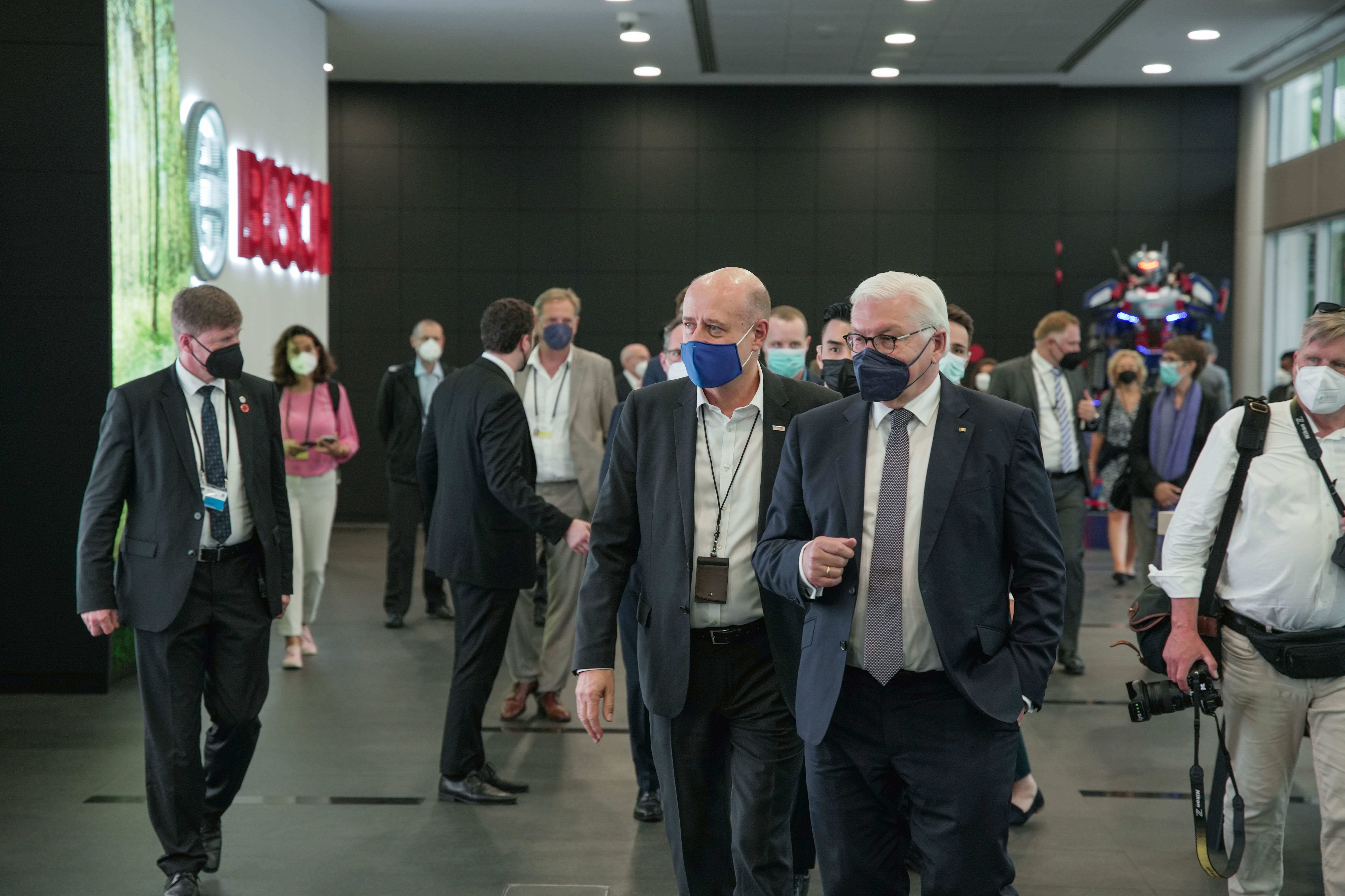 The German President Frank-Walter Steinmeier and Martin Hayes, president of Bosch in Southeast Asia, during the visit of Bosch Singapore