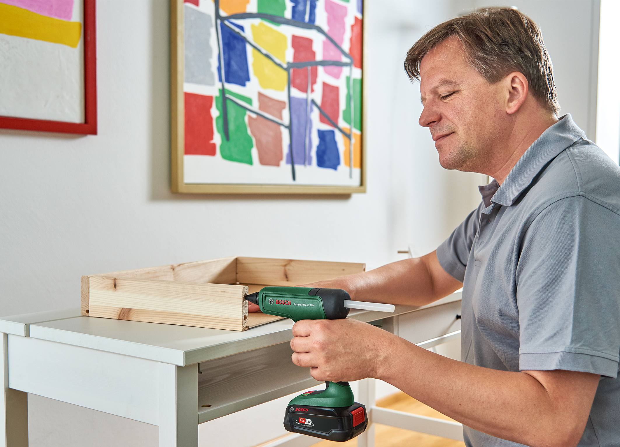 Two temperature levels for gluing appropriate to the particular material: Cordless glue gun AdvancedGlue 18V from Bosch