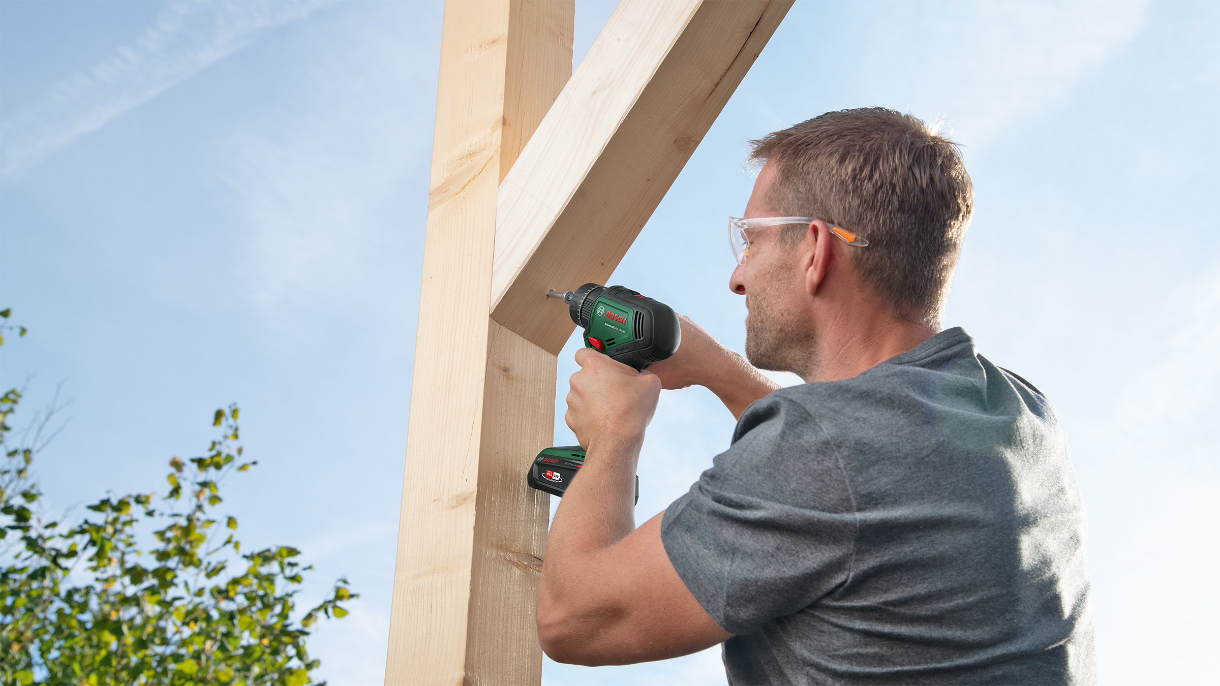 Two cordless drill drivers with interchangeable attachments from Bosch: High power, with improved torque and auxiliary handle