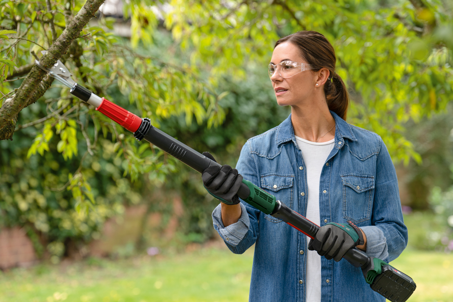 Akku-Astschere AdvancedPrune 18V-45 von Bosch: Innovativer 360-Grad-Auslöser für optimalen Griff bei jedem Schnittwinkel