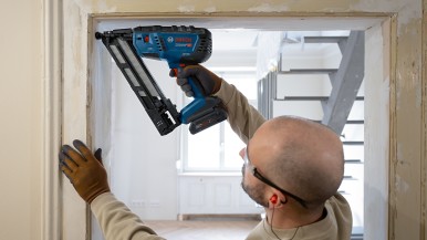 Offers the highest fastening power in the range: Bosch cordless nail gun GNH 18V ...