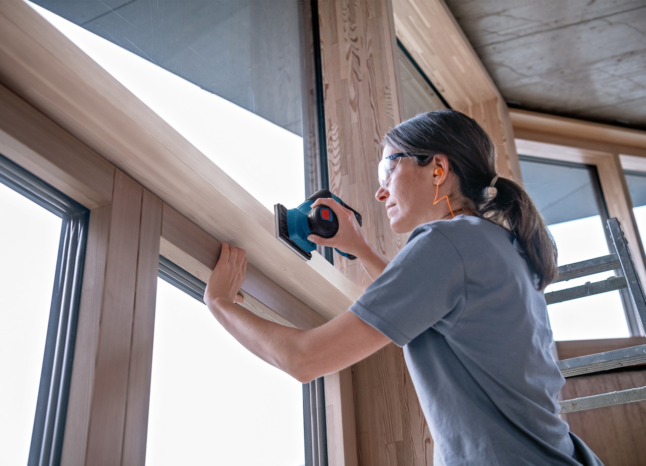 Lightweight and compact for all sanding positions Cordless orbital