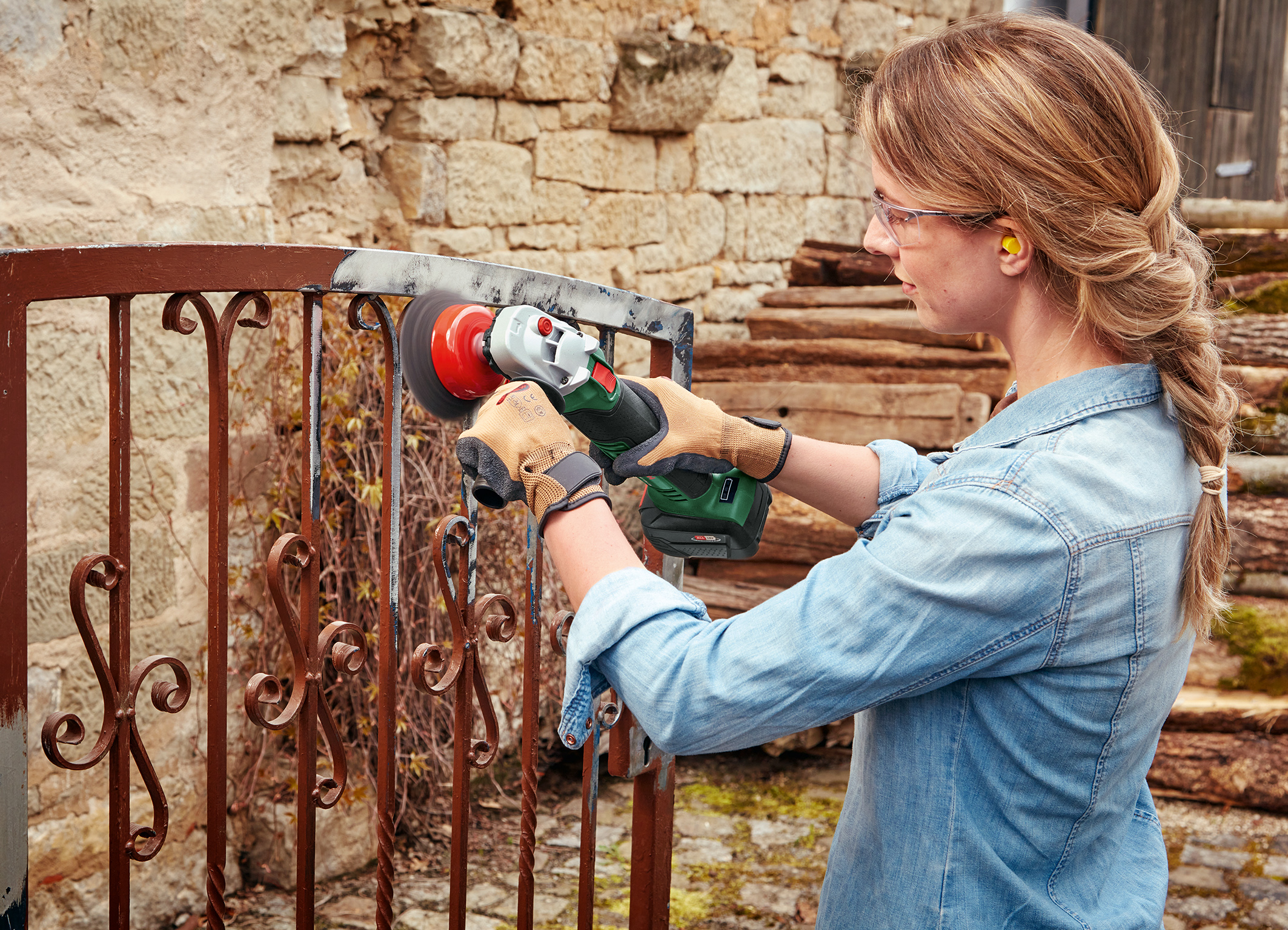 Entry-level tool for smaller applications: Bosch cordless angle grinder UniversalGrind 18V-75