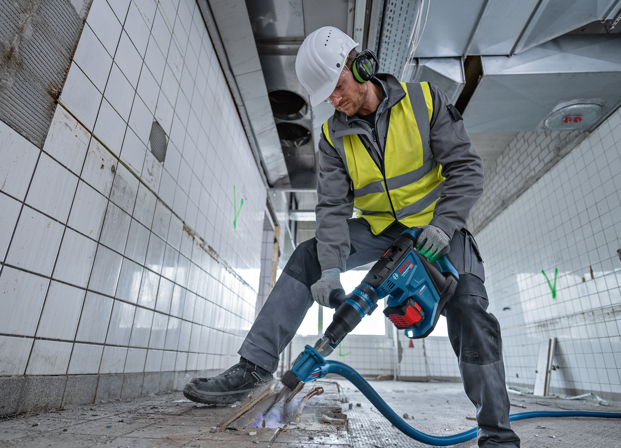 Precise drilling and chiselling at top level: Biturbo cordless rotary hammer GBH 18V-40 C Professional from Bosch