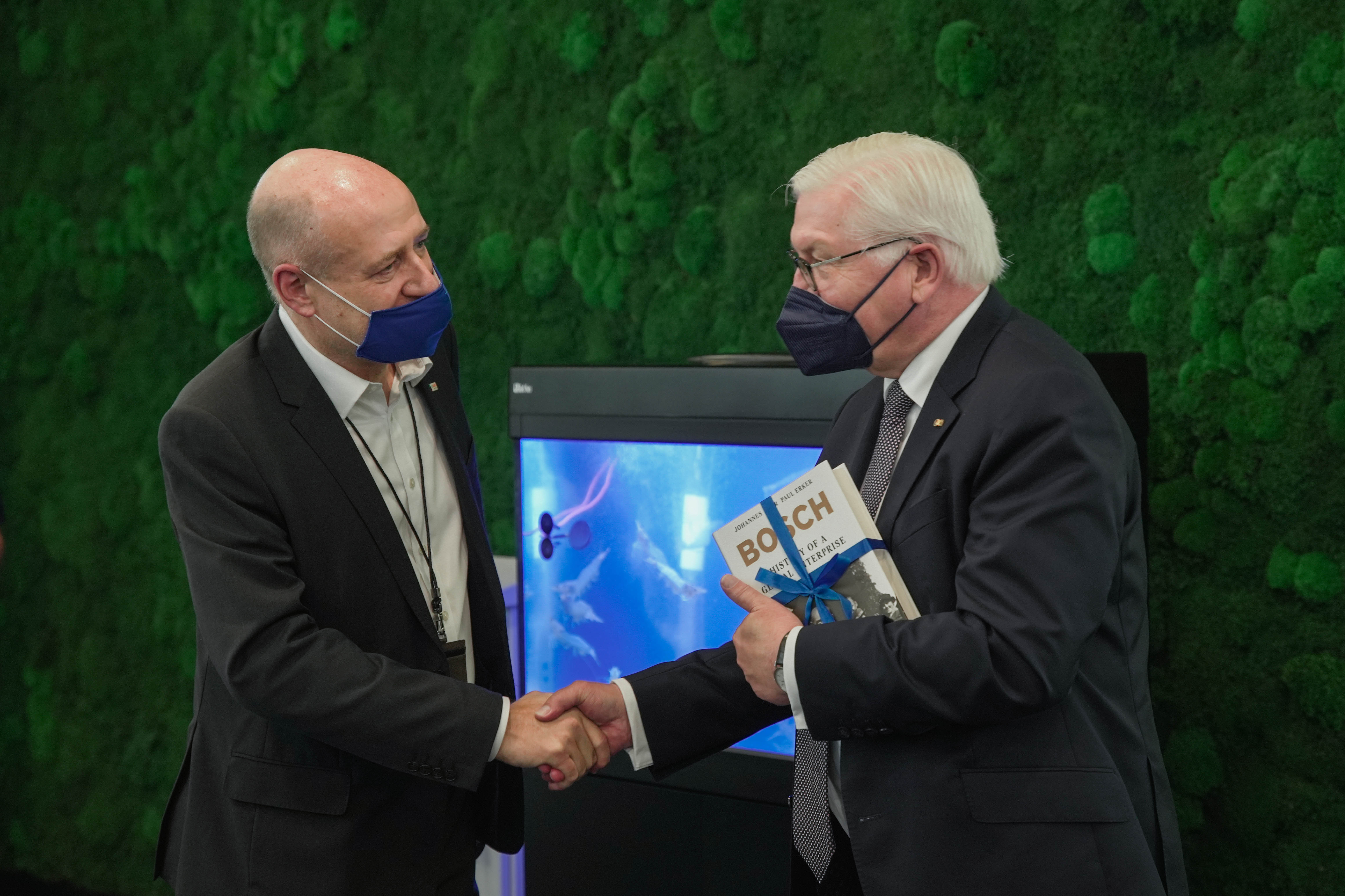 Bundespräsident Frank-Walter Steinmeier und Martin Hayes, Präsident von Bosch in Südostasien, während des Besuchs bei Bosch in Singapur