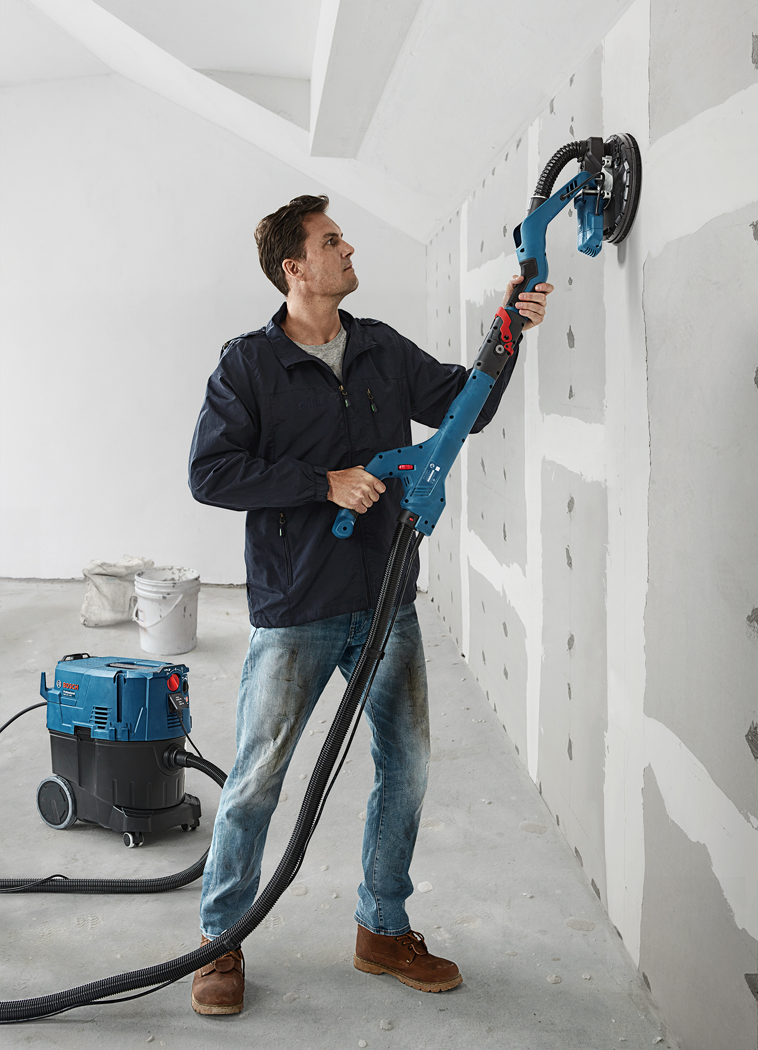 Flat on the surface and high removal rate due to ultra-flexible head: GTR 55-225 Professional drywall sander from Bosch for professionals