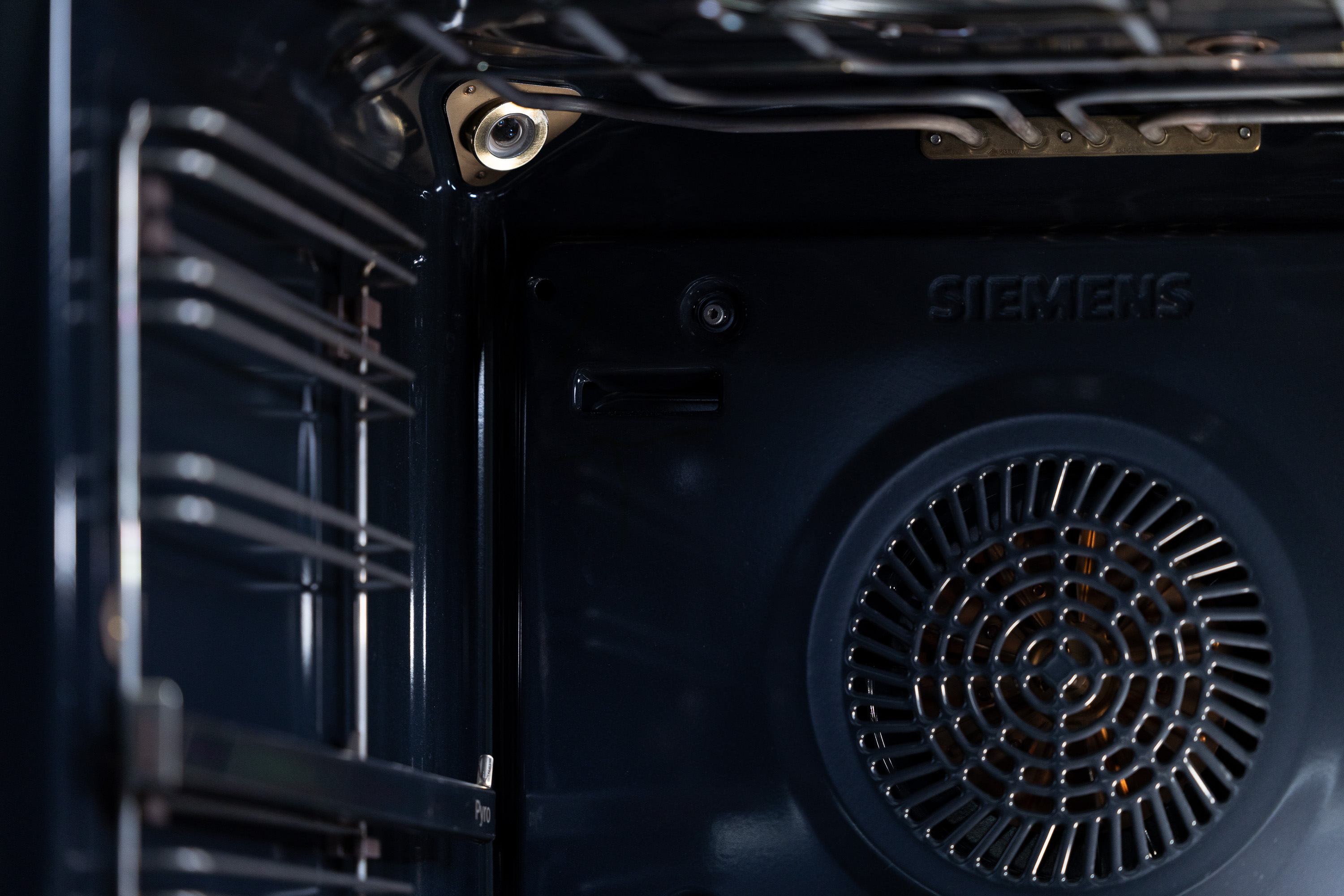 The intelligent Bosch 8-series oven is equipped with sensors, cameras and AI.