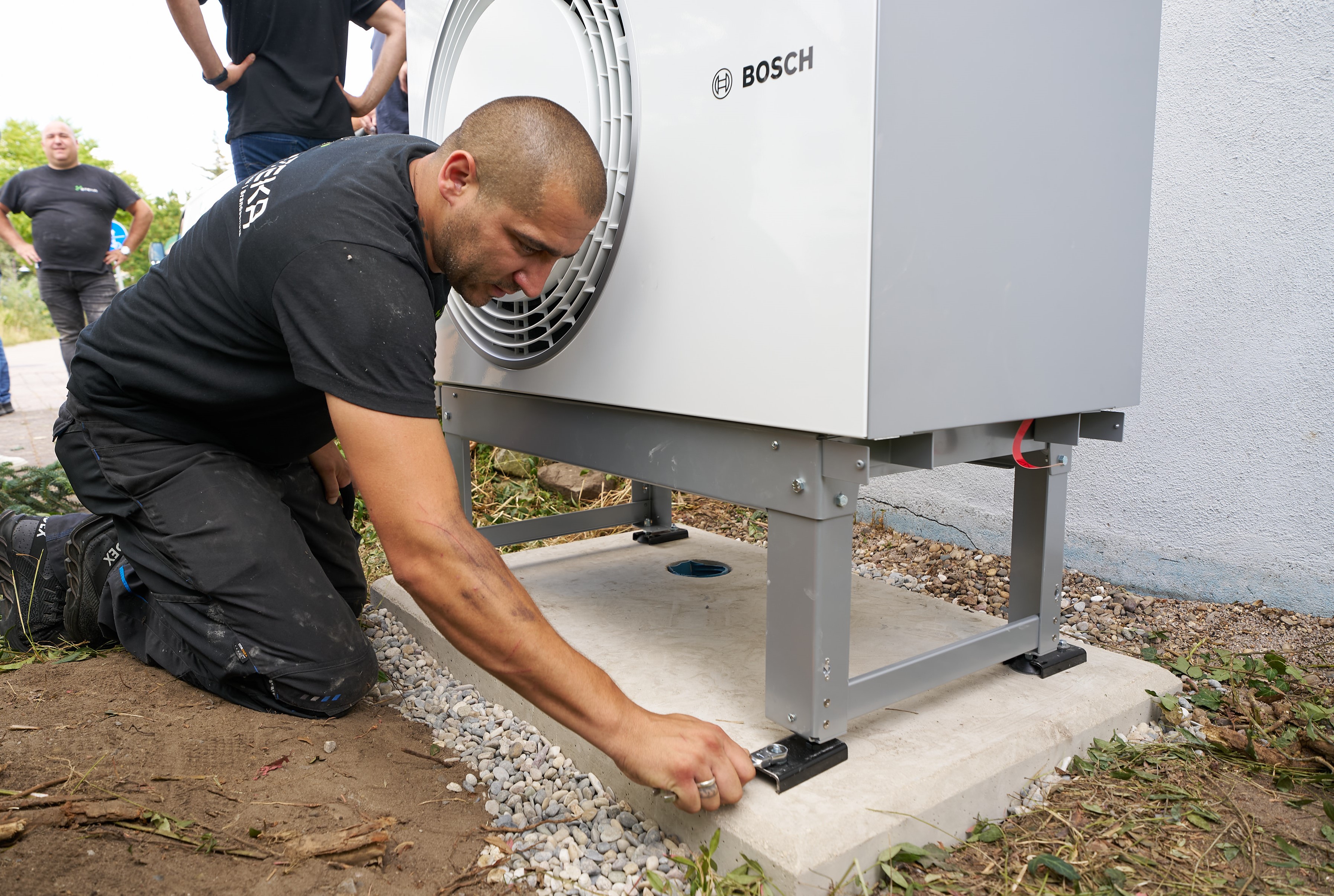 Platzieren der Wärmepumpe auf dem Fertigfundament 