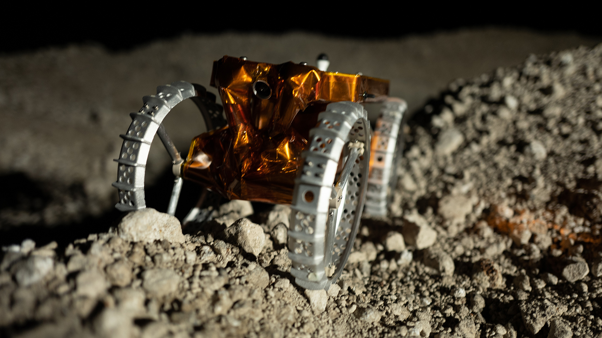 Intelligente Navigation und drahtloses Laden für Mini-Roboter auf dem Mond