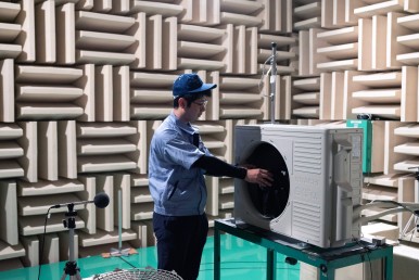 Ein Mitarbeiter testet eine Klimaanlage im Soundlabor des Werks Tochigi, Japan v ...