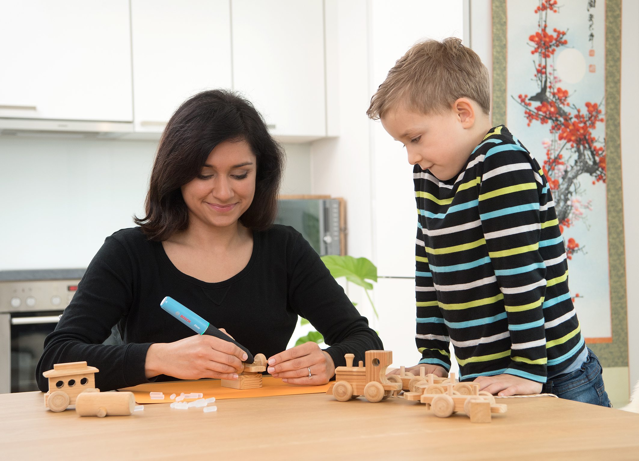 Handlicher Helfer bei jedem Projekt: Gluey Heißklebestift von Bosch