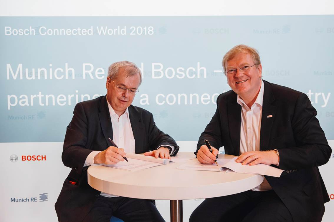 Dr. Stefan Hartung (für Bosch) und Torsten Jeworrek (für Munich Re) unterzeichnen Vereinbarung zur Industrie 4.0-Partnerschaft auf der Bosch ConnectedWorld 2018.