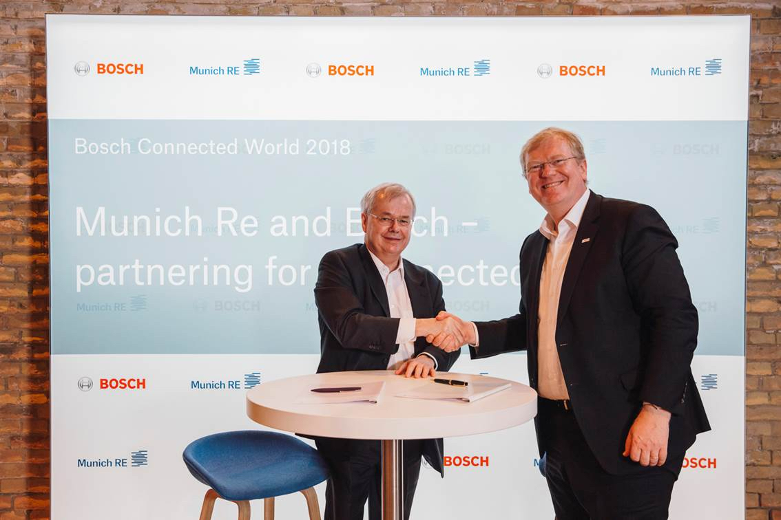 Dr. Stefan Hartung (für Bosch) und Torsten Jeworrek (für Munich Re) unterzeichnen Vereinbarung zur Industrie 4.0-Partnerschaft auf der Bosch ConnectedWorld 2018.