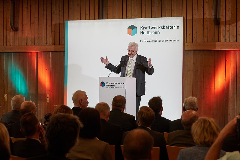 Der Baden-Württembergische Ministerpräsident Winfried Kretschmann bei der Einweihung des Energiespeichers in Heilbronn