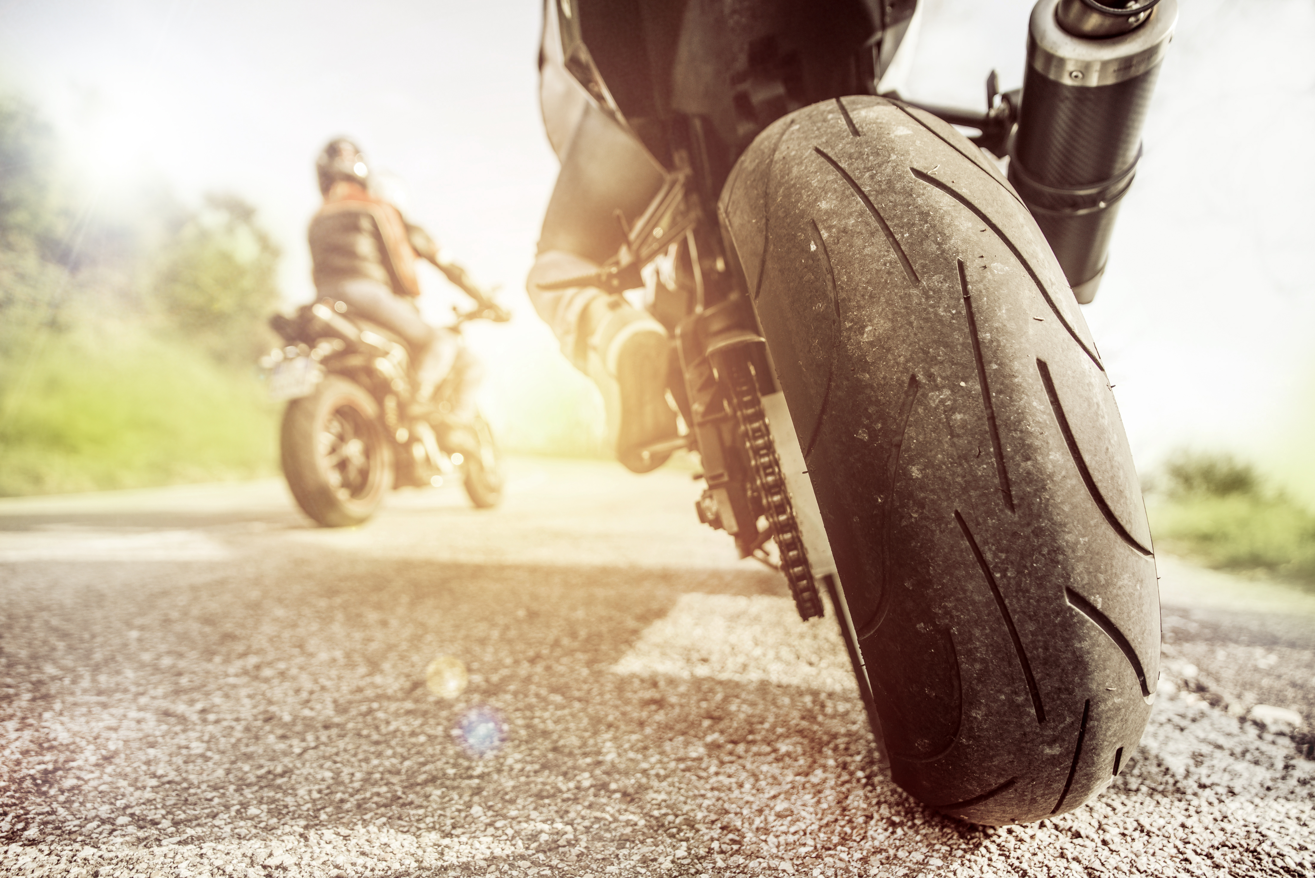 Motorrad in Sonne mit Fokus auf Reifen