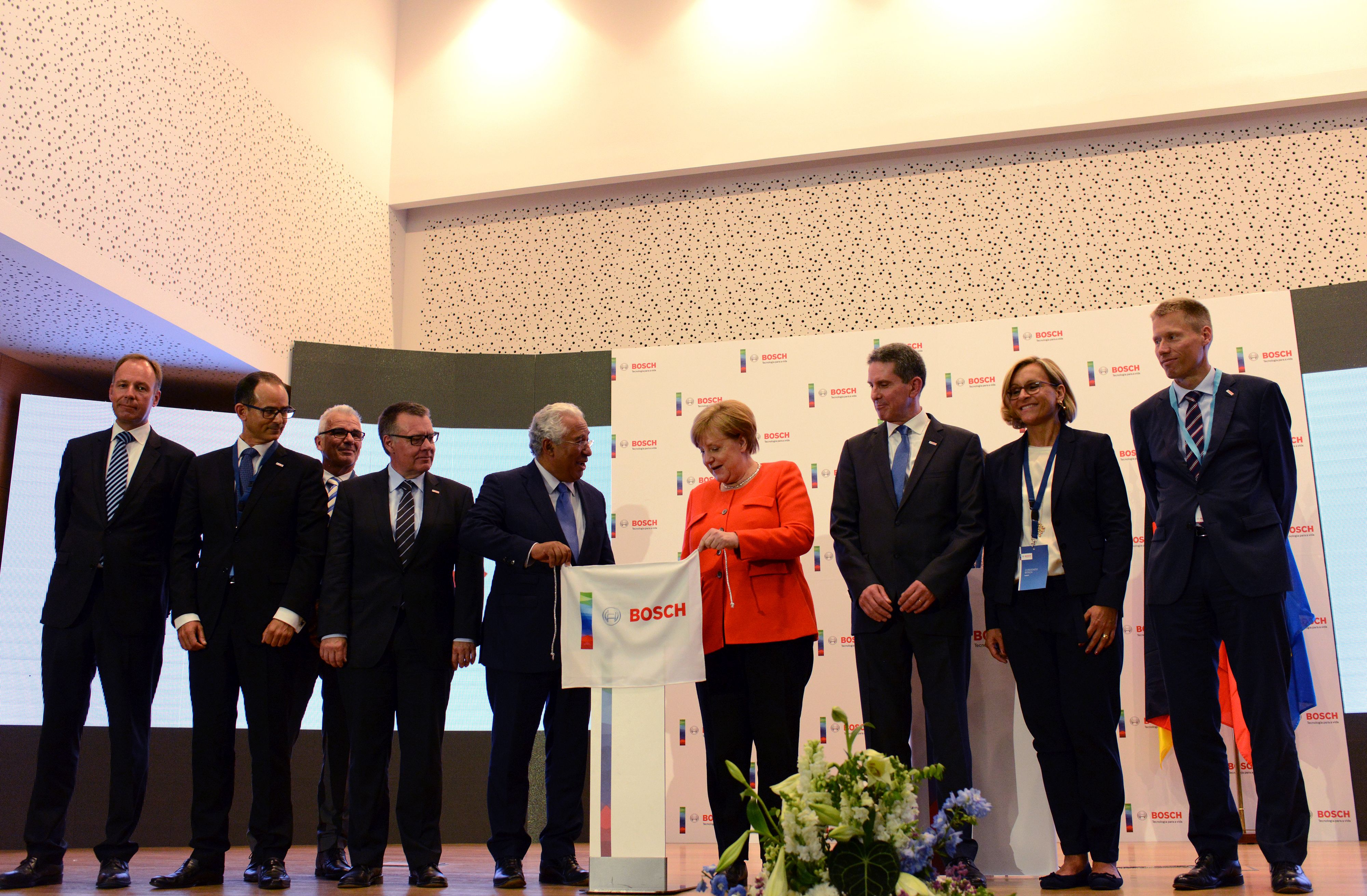 Political VIPs at Bosch: chancellor Merkel and prime minister Costa open technology center in Portugal