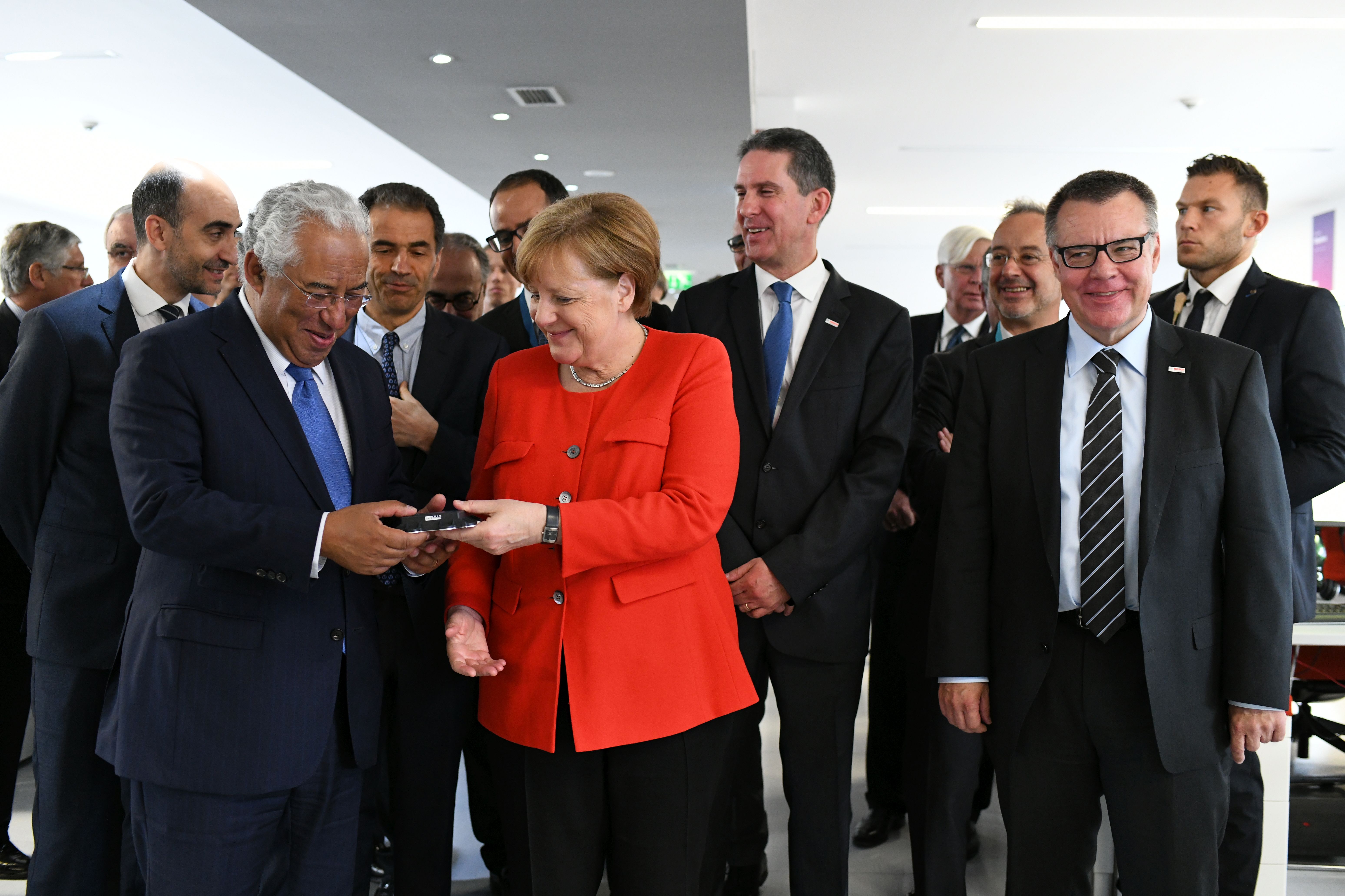 Political VIPs at Bosch: chancellor Merkel and prime minister Costa open technology center in Portugal