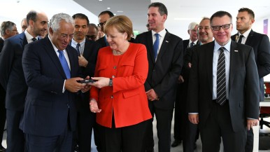 Political VIPs at Bosch: chancellor Merkel and prime minister Costa open technol ...