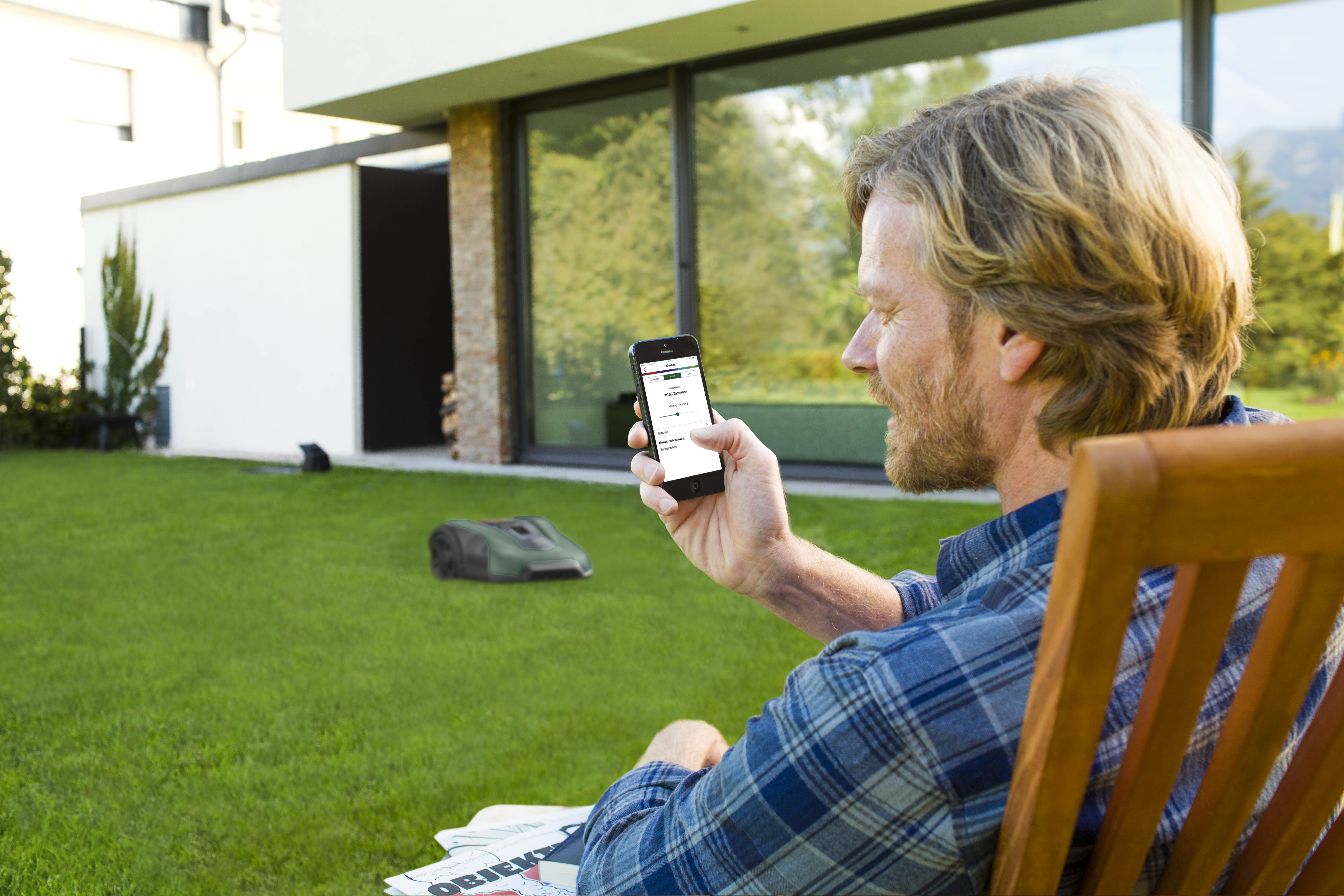 Der beste Zeitpunkt für den nächsten Rasenschnitt per App: „SmartMowing“ mit dem Bosch Roboter-Mäher Indego S+