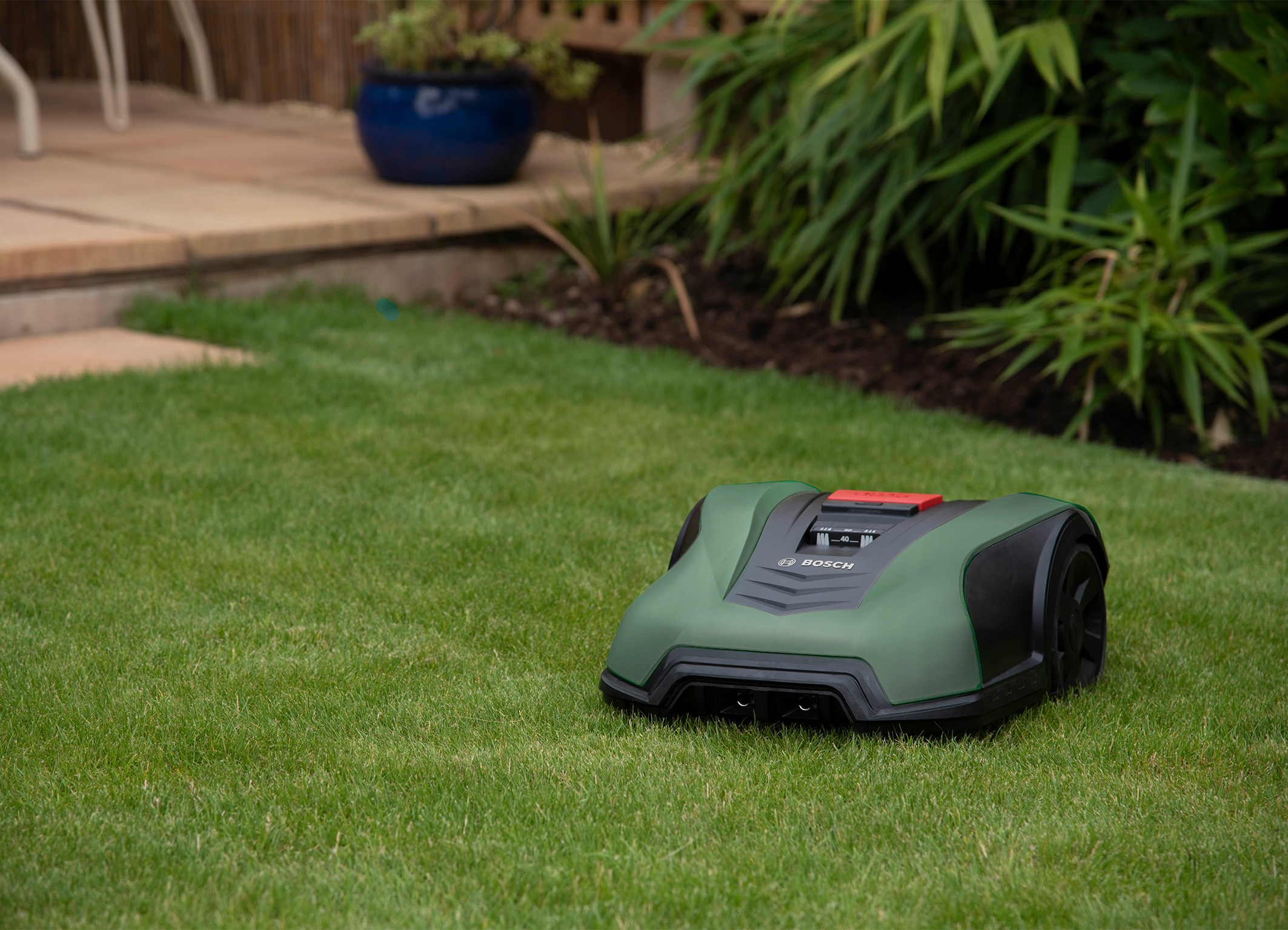 Tried-and-tested navigation system: Mowing in systematic lanes with the Indego S+