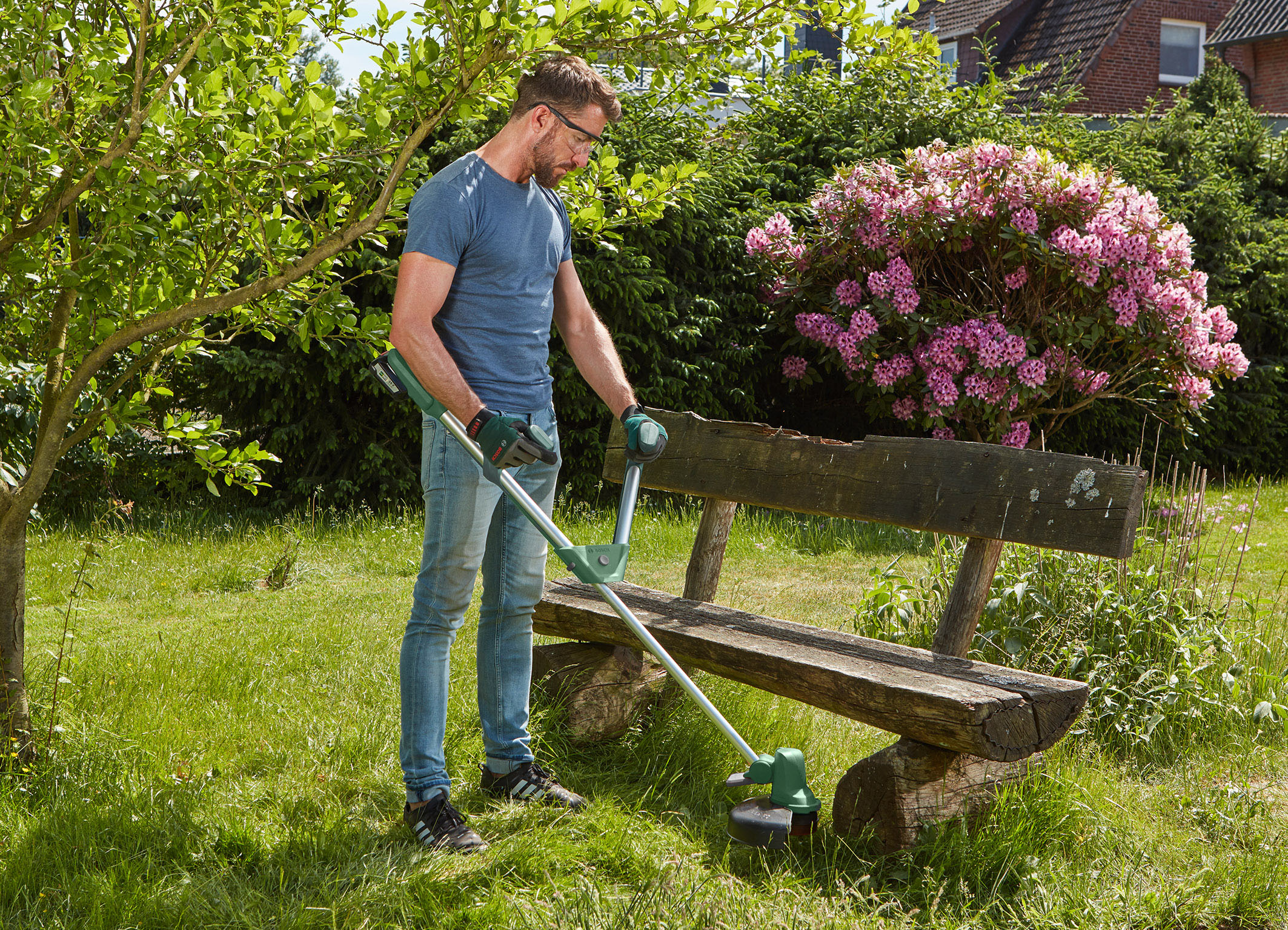 Ergonomic and fast: UniversalGrassCut 18 for medium-sized gardens