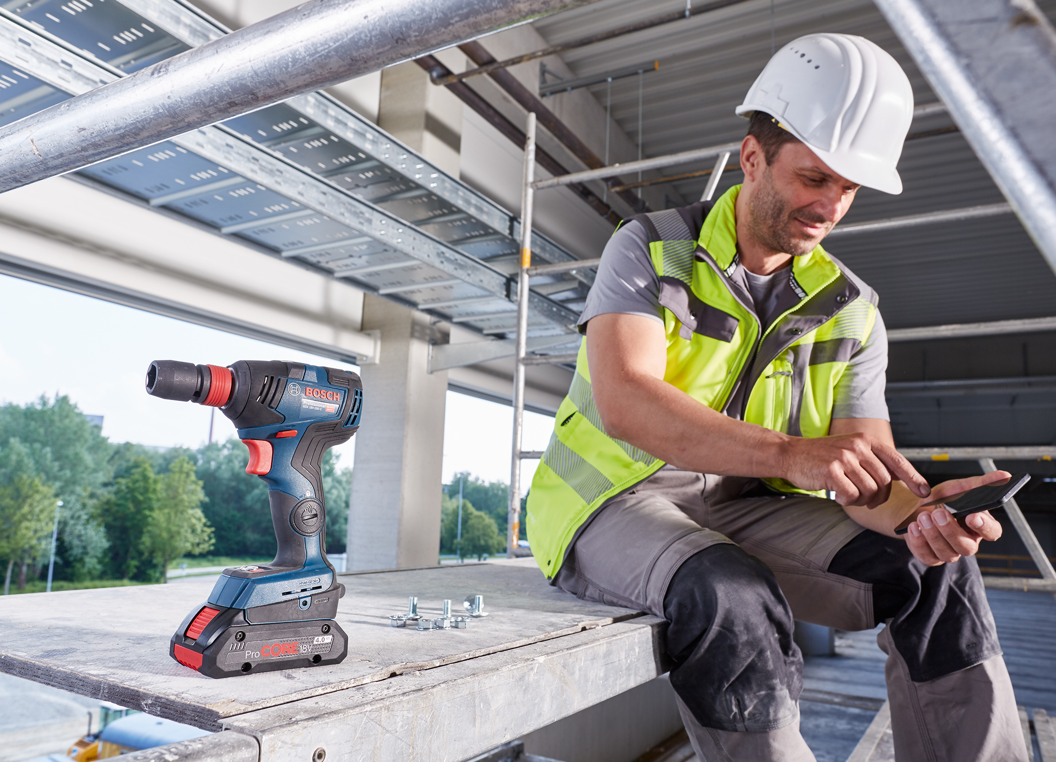 Increased control and added value through connectivity: New cordless impact drivers from Bosch for professionals