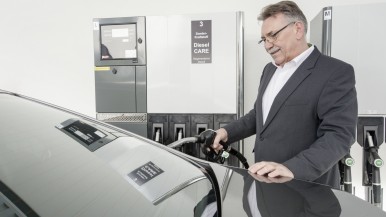 Bosch-Geschäftsführer fahren mit 100 Prozent regenerativem Diesel