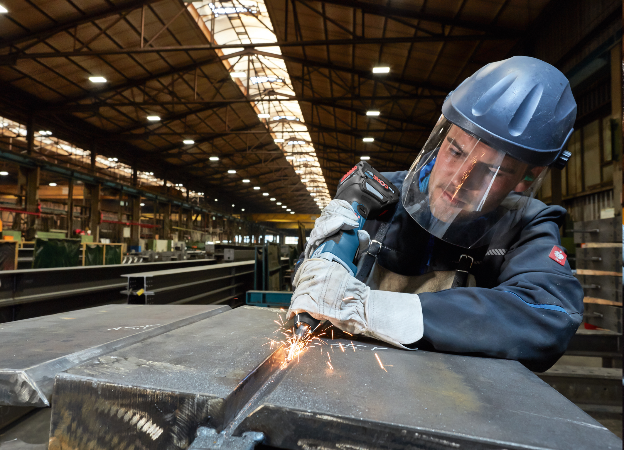 Milling applications are possible for the first time: New Bosch 18 volt cordless straight grinders for pros