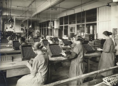 Bosch-Arbeiterinnen bei der Endprüfung von Zündkerzen, 1926