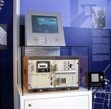 Bosch Navigationssystem "EVA" von 1984 in Ausstellungsvitrine des Bosch- Unterne ...