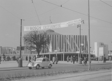 Messehalle mit Bosch-Banner während der IAA in Frankfurt, 1951 